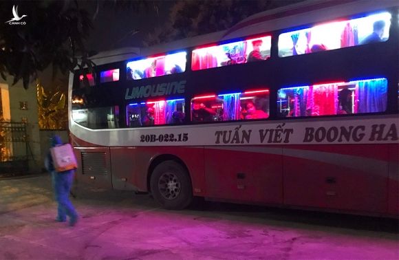 Nhân viên y tế phun khử khuẩn xe khách chở 7 người Trung Quốc. Ảnh: Đình Thanh