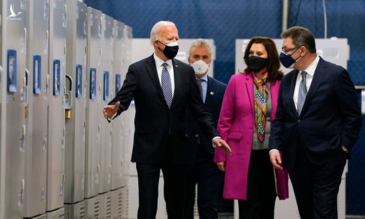 Tổng thống Joe Biden (trái) thăm nhà máy sản xuất vaccine của Pfizer ở Portage, bang Michigan hôm 19/2. Ảnh: AP.