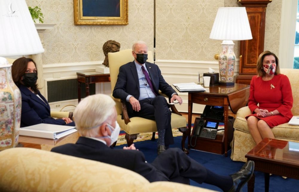 Tổng thống Biden gặp các lãnh đạo phe Dân chủ tại Hạ viện để bàn về gói cứu trợ 1.900 tỷ USD ngày 5/2 - Ảnh: REUTERS