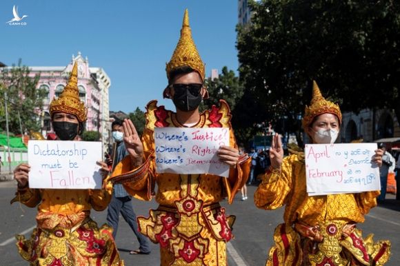 Vì sao dân Myanmar cởi trần, mặc bikini biểu tình trước Đại sứ quán Trung Quốc? - Ảnh 7.