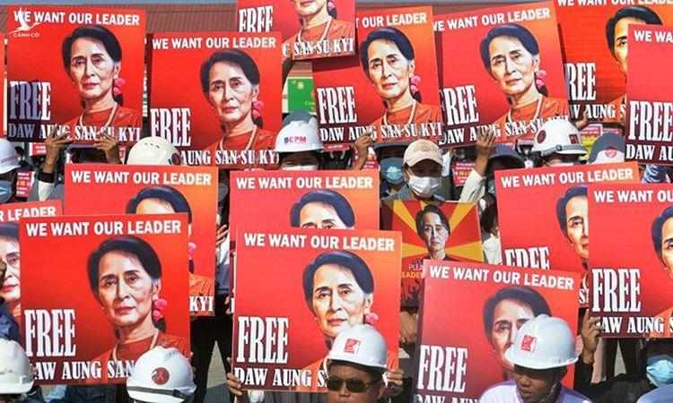 Biểu tình đòi thả bà Aung San Suu Kyi tại thủ đô Naypyidaw hôm 15/2. Ảnh: AFP.