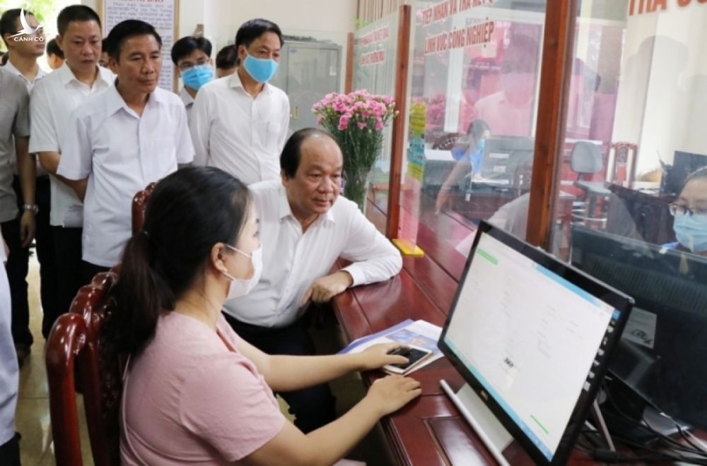Bộ trưởng, Chủ nhiệm VPCP Mai Tiến Dũng dẫn đầu Tổ công tác của Thủ tướng khảo sát thực tế triển khai các nhiệm vụ xây dựng Chính phủ điện tử, cải cách TTHC tại tỉnh Thái Nguyên tháng 9/2020. - Ảnh: VGP