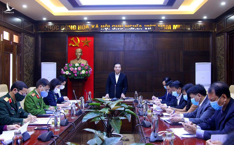 Chủ tịch Hà Nội Chu Ngọc Anh kiểm tra đột xuất một siêu thị phòng chống dịch Covid-19 - Ảnh 1.