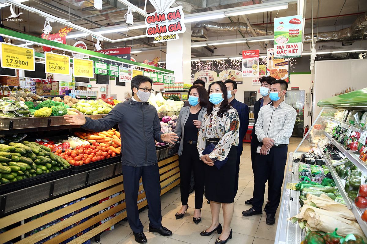 Phó thủ tướng kiểm tra công tác phòng chống dịch bệnh tại siêu thị Syrena, quận Tây Hồ, Hà Nội. Ảnh: Đình Nam 