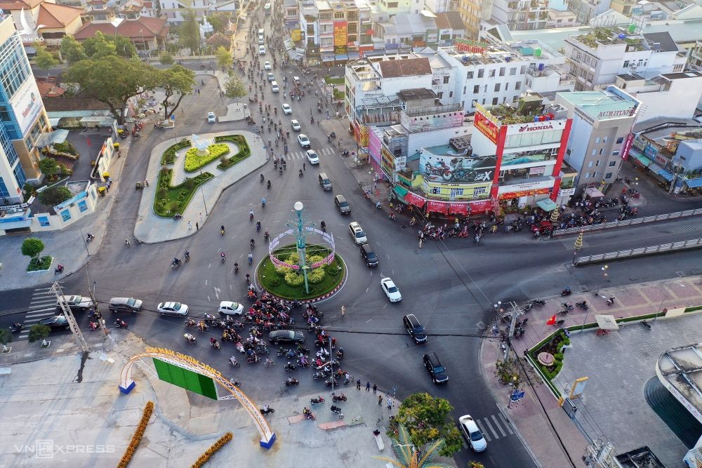 Đoàn xe đưa linh cữu nguyên Phó thủ tướng Trương Vĩnh Trọng từ nhà riêng ở huyện Giồng Trôm về hội trường lớn UBND tỉnh. Ảnh: Hoàng Nam