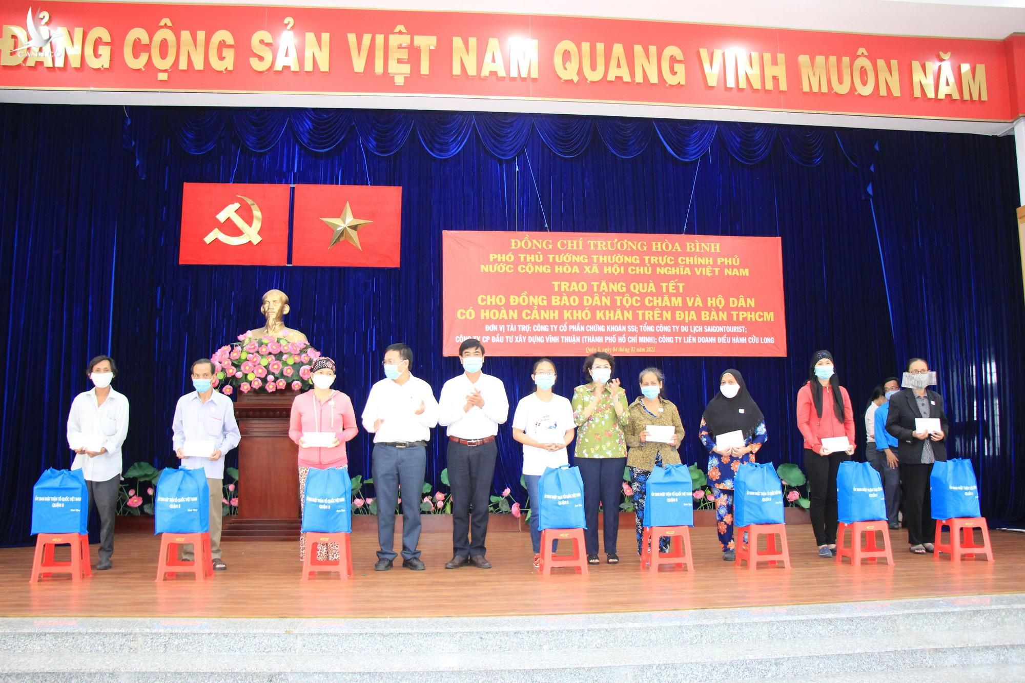 Chủ tịch Ủy ban MTTQ TP HCM Tô Thị Bích Châu trao quà Tết cho bà con