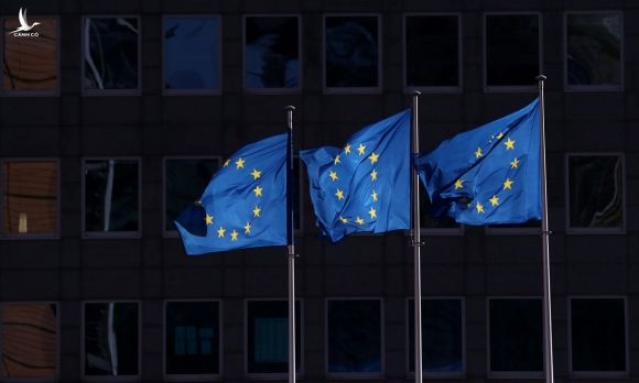 Cờ EU bên ngoài trụ sở Nghị viện châu Âu. Ảnh: Reuters.