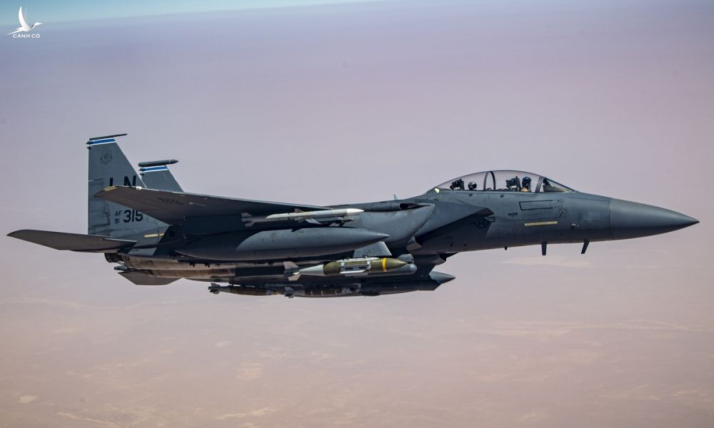 Tiêm kích F-15E Mỹ tuần tra tại Trung Đông cuối năm 2020. Ảnh: USAF.