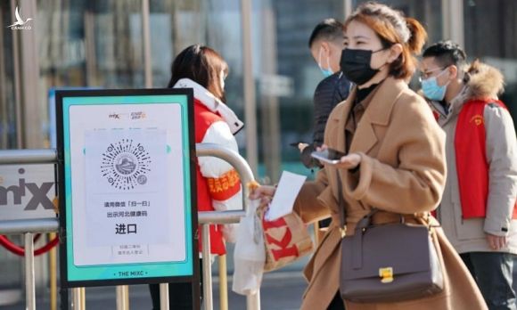 Customers are seen at a shopping mall in Qiaoxi District of Shijiazhuang, north Chinas Hebei Province, Feb. 5, 2021. Many commercial complexes and shopping malls in Shijiazhuang resumed operation in an orderly manner on Friday.Photo:Xinhua