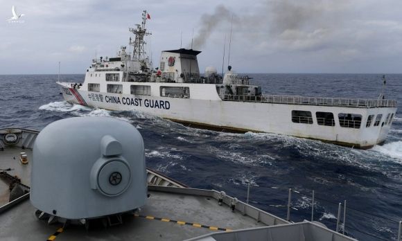 Tàu hải quân Indonesia chạm trán tàu hải cảnh Trung Quốc hồi tháng 1/2020. Ảnh: Reuters.