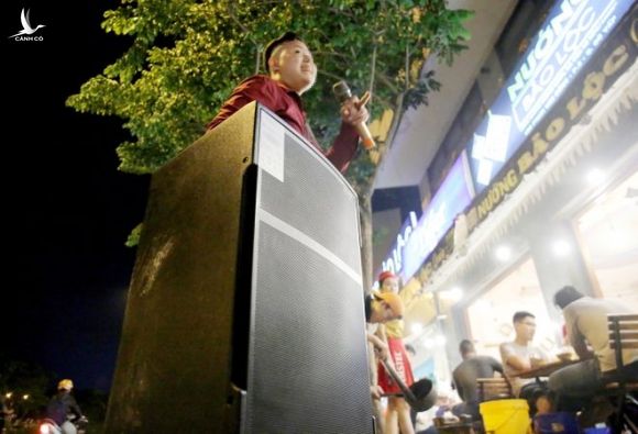 Hát karaoke bằng loa kẹo kéo trên đường Phạm Văn Đồng. /// Ảnh: Ngọc Dương
