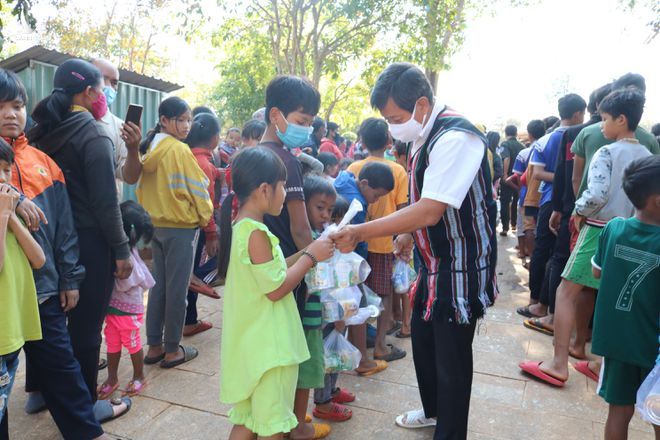 Ông Đoàn Ngọc Hải mang sữa từ Vũng Tàu lên Bình Phước tặng trẻ em khó khăn - ảnh 1