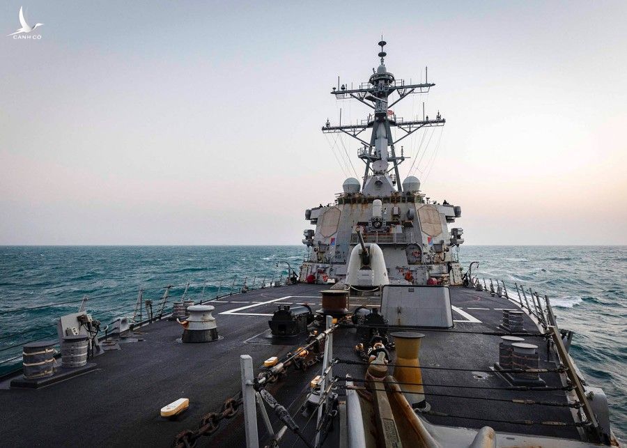 Tàu khu trục tên lửa dẫn đường USS John S. McCain di chuyển gần quần đảo Hoàng Sa ở Biển Đông ngày 5/2. Ảnh: US Navy.