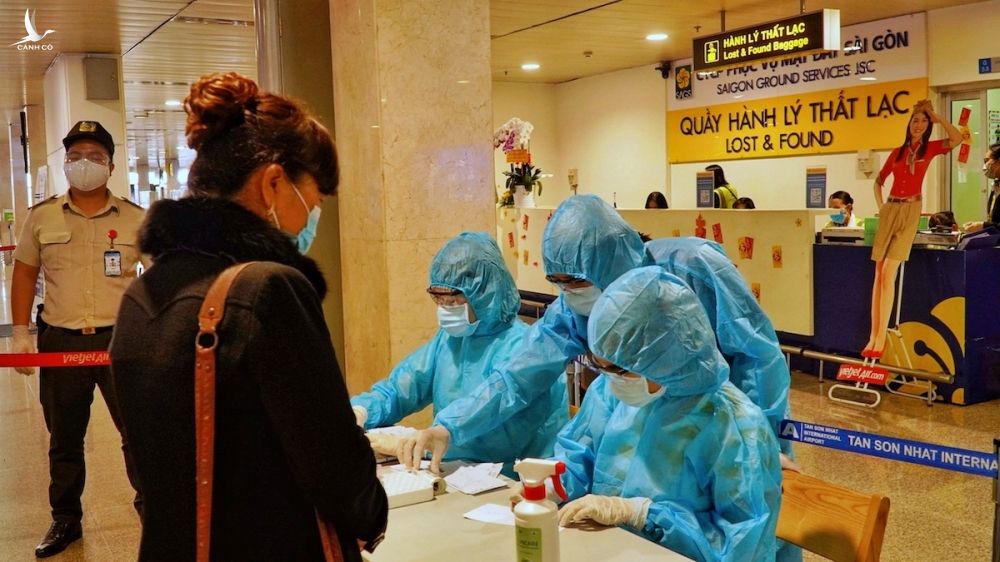 Hành khách thực hiện khai báo y tế khi đến sân bay Tân Sơn Nhất, TP HCM. Ảnh: HCDC