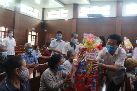 Ông Võ Văn Thưởng tặng quà Tết cho các gia đình chính sách ở Đồng Nai /// Ảnh: Lê Lâm