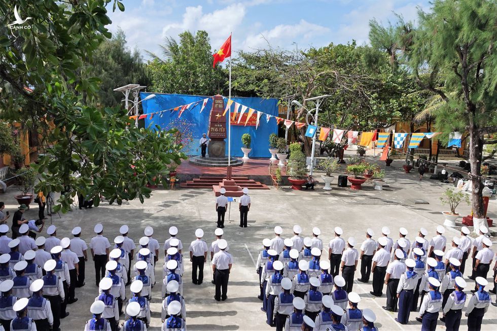 Lễ chào cờ đầu năm, trên đảo Sinh Tồn /// Ảnh: Mai Thanh Hải