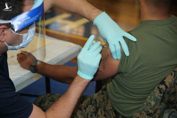 Một quân nhân trong lực lượng Hải quân Mỹ được tiêm vắc-xin Covid-19 liều đầu tiên. Ảnh: Hải quân Mỹ