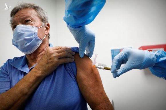 Tình nguyện viên tiêm vaccine Covid-19 tại Mỹ, tháng 10/2020. Ảnh: NY Times