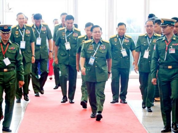 Tổng Tư lệnh quân đội Myanmar - ông Min Aung Hlaing (giữa) cùng một số tướng lĩnh quân đội khác tham gia một sự kiện ở thủ đô Naypyidaw hồi tháng 7-2020. Ảnh: AP 