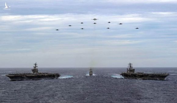 Hai tàu sân bay Mỹ USS Nimitz và USS Theodore Roosevelt cùng tàu chiến và máy bay diễn tập ở Biển Đông vào ngày 9.2 /// Hải quân Mỹ