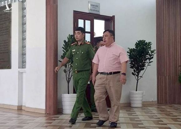 Giám đốc Bệnh viện Mắt TP HCM Nguyễn Minh Khải (áo hồng) trong lần cơ quan điều tra khám xét nơi làm việc, ngày 4/11/2020. Ảnh: Văn Vũ.
