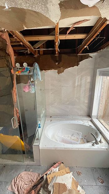 Trần phòng tắm nhà anh Nguyễn Phương ở Sugar Land bị hư hỏng nặng sau khi vỡ đường ống nước. Ảnh:Nguyễn Phương.