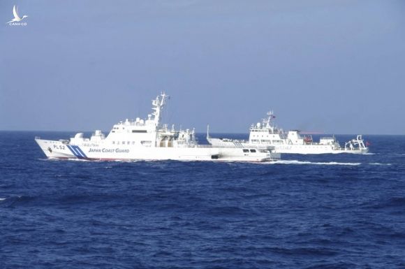 Tàu Trung Quốc áp sát đảo tranh chấp, Nhật Bản xem xét nổ súng trực tiếp - 1