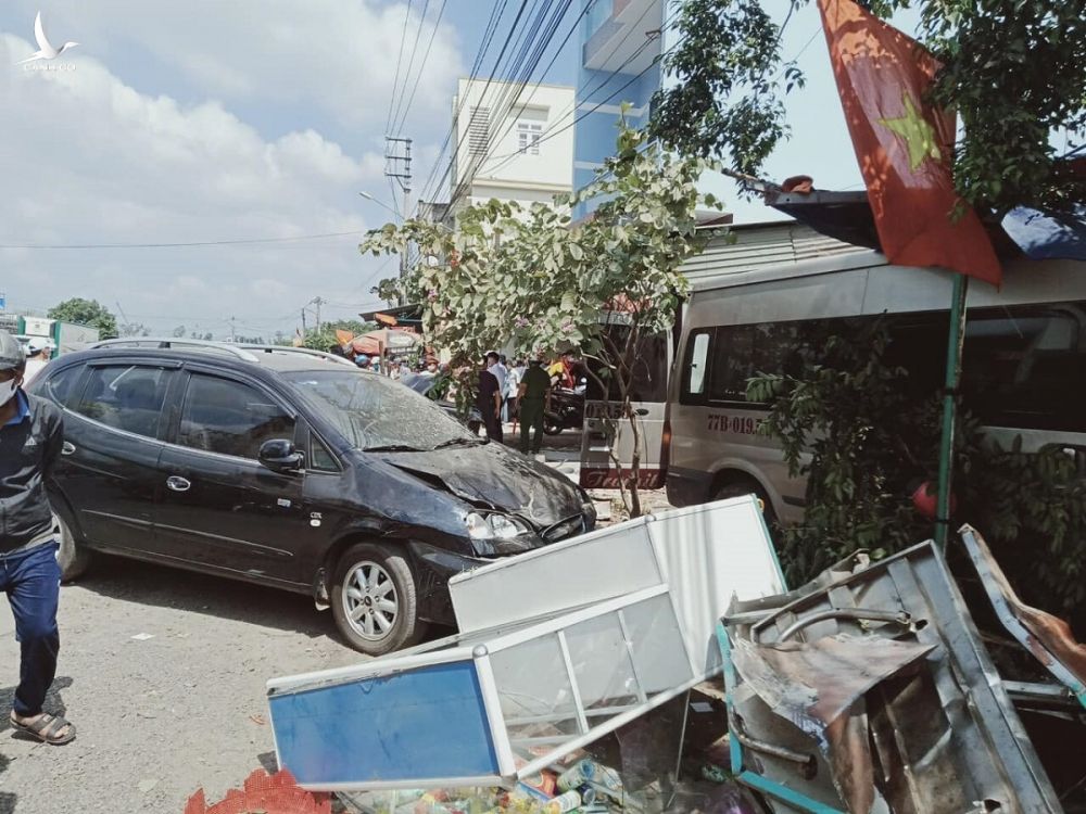 Ôtô khách (phải) tông vào mái hiên nhà dân sau khi gây tai nạn cho nhiều xe máy, ôtô khác.
