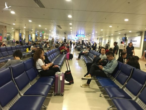 Thật hư thông tin 16 nhân viên ở sân bay Tân Sơn Nhất nhiễm Covid-19 - Ảnh 1.