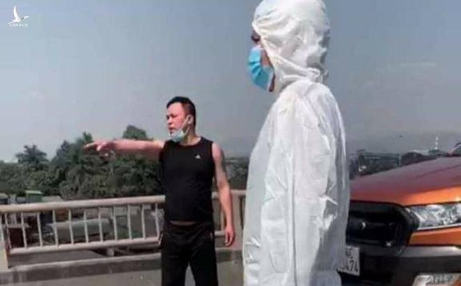 Tài xế xe bán tải tự ý tháo dỡ hàng rào cách ly phòng chống dịch COVD-19, đấm CSGT Tài xế xe bán tải tự ý tháo dỡ hàng rào cách ly phòng chống dịch COVD-19, đấm CSGT