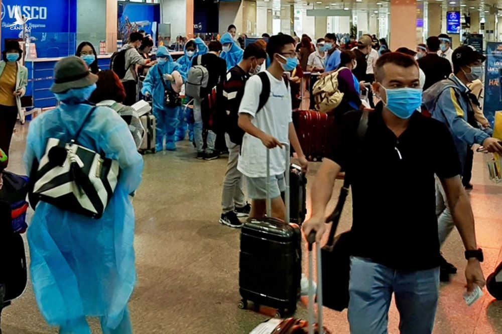 Khách chờ vào làm thủ tục bay của hãng hàng không Vietnam Airlines tại sân bay Tân Sơn Nhất, sáng 9/2. Ảnh: Gia Minh.