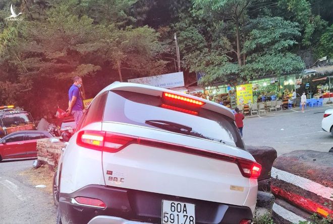 Tai nạn kinh hoàng trên đèo Bảo Lộc, xe 7 chỗ bẹp dúm, bé 7 tuổi tử vong - ảnh 1