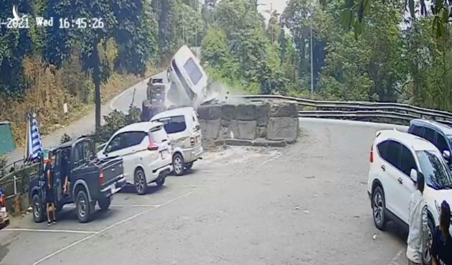 Cú tông kinh hoàng của ô tô vào lan can bê tông trên đèo Bảo Lộc làm 4 người trong một gia đình thương vong /// Ảnh: Trùng Dương