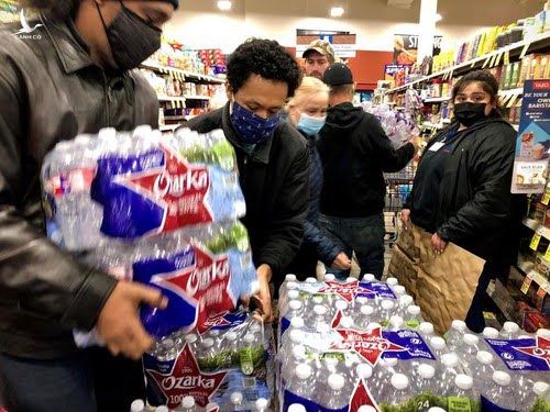 Người dân Abilene (bang Texas) xếp hàng mua nước uống. Ảnh: Reuters