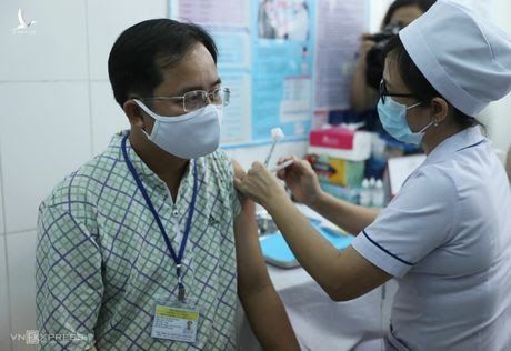 Tình nguyện viên đầu tiên tiêm thử nghiệm giai đoạn hai vaccine Nanocovax, tại Long An, sáng 26/2. Ảnh: Quỳnh Trần.