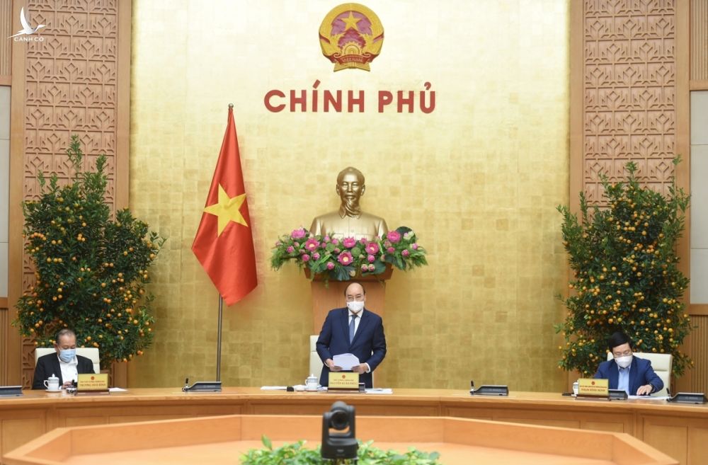 Thủ tướng Nguyễn Xuân Phúc chủ trì cuộc họp Thường trực Chính phủ bàn về tình hình Tết, triển khai các nhiệm vụ trọng tâm sau Tết và công tác phòng chống dịch Covid-19. Ảnh: VGP