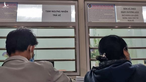 Thông báo tạm ngưng nhận trả vé tại ga Biên Hoà, tối 1/2. Ảnh: Phước Tuấn.