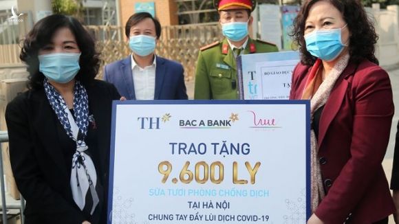 Thứ trưởng Bộ GD-ĐT Ngô Thị Minh trao sữa cho Trường tiểu học Xuân Phương để chuyển vào khu cách ly tập trung /// Ảnh Trần Cường