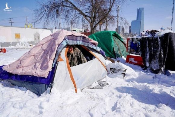 Một người vô gia cư trong lều tại Oklahoma City, bang Oklahoma, hôm 15/2. Ảnh: Reuters