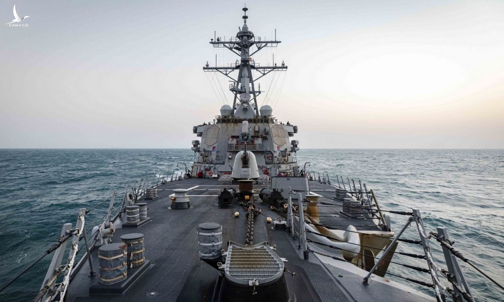 USS John S. McCain di chuyển qua eo biển Đài Loan hôm 4/2.