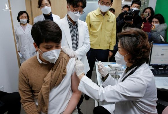 Hàn Quốc bắt đầu tiêm vắc xin AstraZeneca, đặt mục tiêu miễn dịch cộng đồng vào tháng 11 - Ảnh 1.