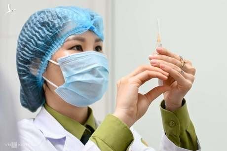 Kỹ thuật viên chuẩn bị vaccine Nanocovax để tiêm thử nghiệm cho tình nguyện viên, sáng 26/2 tại Hà Nội. Ảnh: Giang Huy.