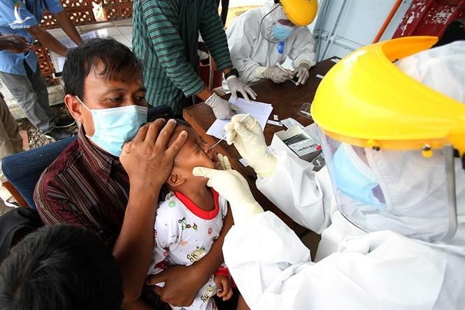 Nhân viên y tế lấy mẫu xét nghiệm COVID-19 tại Surakarta, Indonesia, ngày 21/1/2021. Ảnh: THX/TTXVN