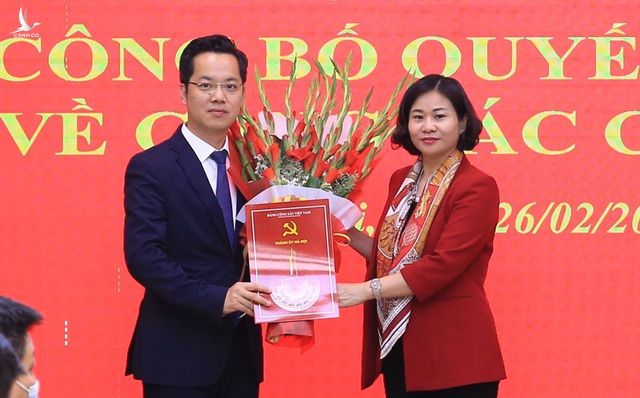 Phó Bí thư Thường trực Thành ủy Hà Nội Nguyễn Thị Tuyến trao quyết định cho tân Bí thư quận Hoàn Kiếm Vũ Đăng Định.