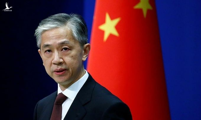 Phát ngôn viên Bộ Ngoại giao Trung Quốc Uông Văn Bân tại họp báo ở thủ đô Bắc Kinh, ngày 27/7. Ảnh: Reuters.
