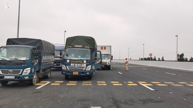 Xe chở hàng từ Hải Dương vẫn được làm thủ tục vào Quảng Ninh nhưng phải đảm bảo quy định phòng dịch Covid-19 /// Ảnh Lã Nghĩa Hiếu 