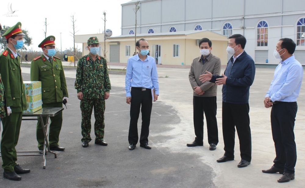 Bí thư Tỉnh ủy Hải Dương Phạm Xuân Thăng (thứ hai từ phải qua) kiểm tra nơi cách ly tập trung F1 tại huyện Kim Thành chiều 4/2. Ảnh: CTV