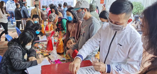 Người Hạ Long đổ xô đến chùa Long Tiên đăng ký... giải hạn đầu năm - ảnh 7