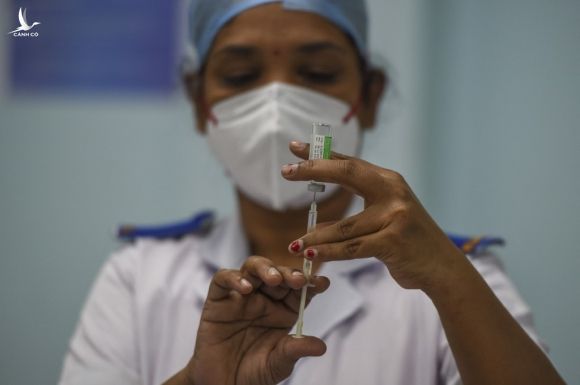 Nhân viên y tế chuẩn bị tiêm vaccine tại Mumbai ngày 3/3. Ảnh: AFP.
