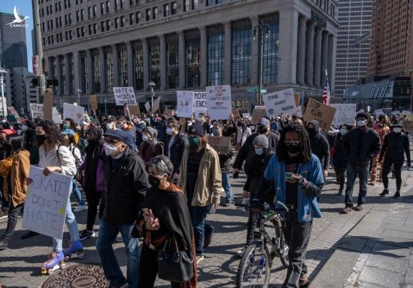 Người biểu tình tuần hành tại Michigan ngày 27/3. Ảnh: AFP.